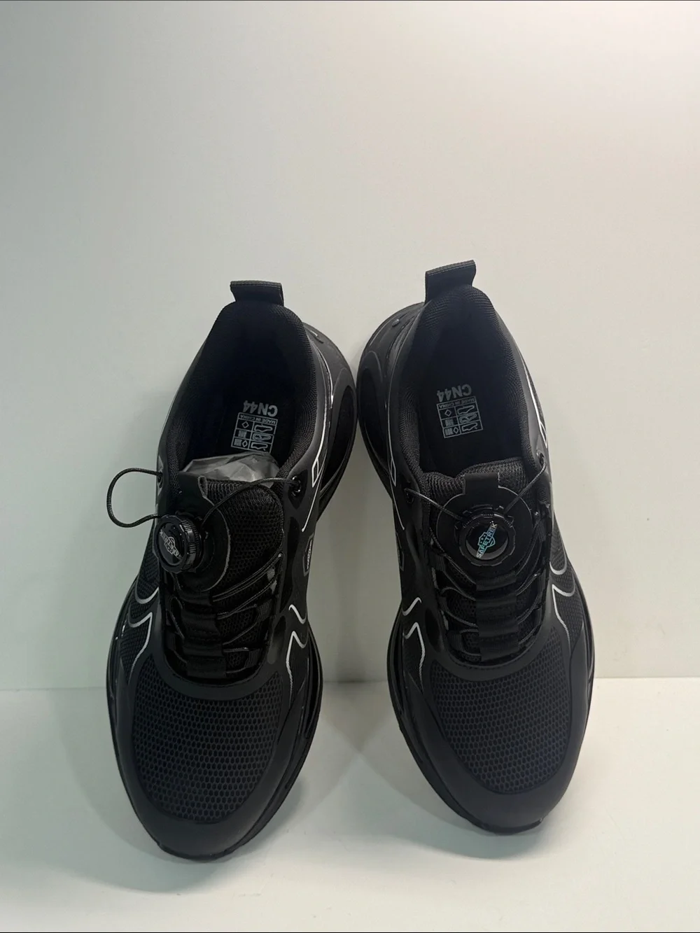 SAFETREK reinforced-toe work shoes.Size 44 It's like a size 11.